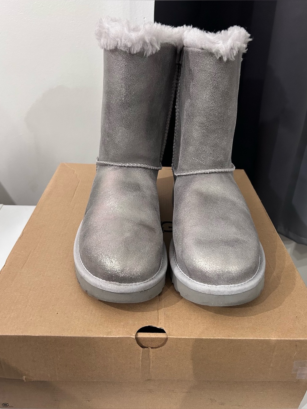 UGG BAILEY BOW GLISTEN (WOMEN’S)